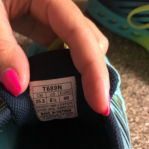 ASICS running shoes - Picture 3 of 3